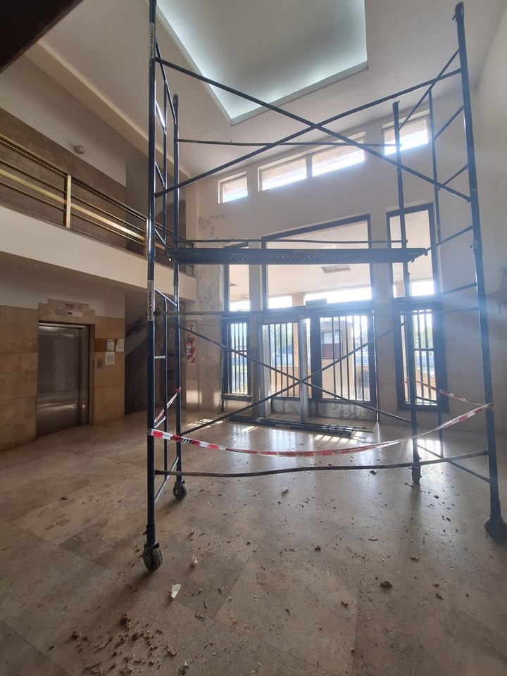 Humedad y deterioro, las condiciones en las que está el edificio de los tribunales federales porteños, en la avenida Comodoro Py.