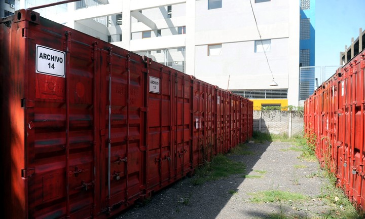 La documentación de causas sensibles, se almacena en contenedores.
Foto Guillermo Adami