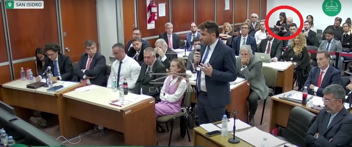 Una persona graba dentro de la sala de audiencias en el juicio por la muerte de Diego Maradona.