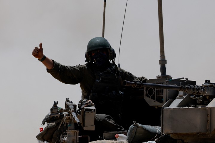 Un soldado israelí hace la señal de pulgares arriba en su ingreso a Gaza. Foto: Reuters 