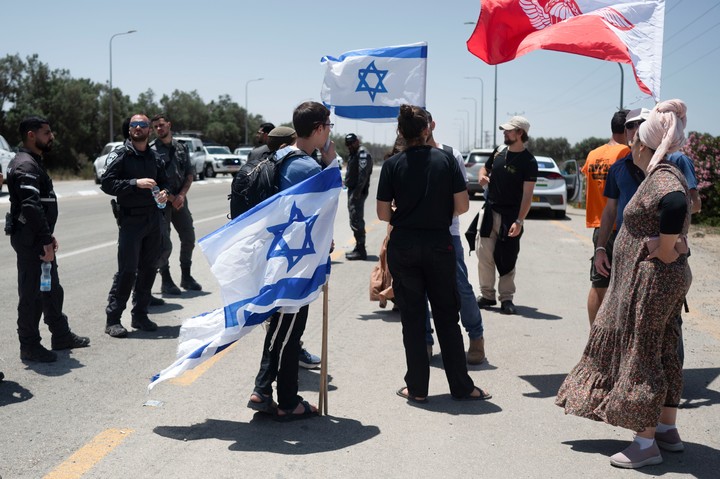Israelíes de de extrema derecha buscan frenar los camiones. Foto: EFE