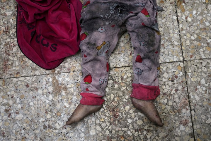 El cuerpo de Farah Al Baz, un niño palestino de 2 años muerto en un ataque israelí. Foto: AP