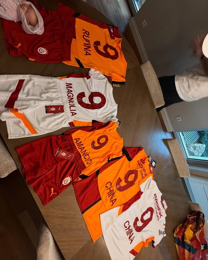 La China Suárez y sus hijos recibieron el equipo completo de la indumentaria del Galatasaray. Instagram.