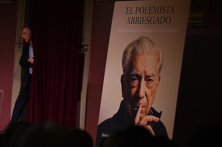 Mauricio Macri en la presentación del libro homenaje a Mario Vargas Llosa en el que el ex presidente argentino escribió un capítulo. Foto: Cézaro De Luca