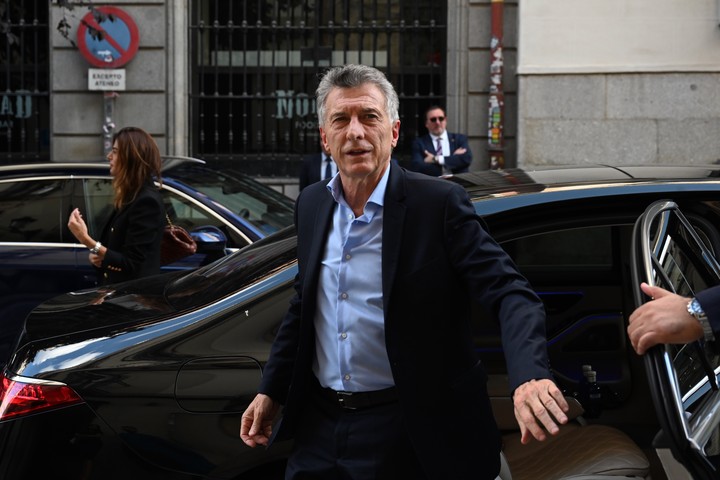Macri llegó y se fue sin hacer declaraciones sobre la situación política argentina. Foto: Cézaro De Luca