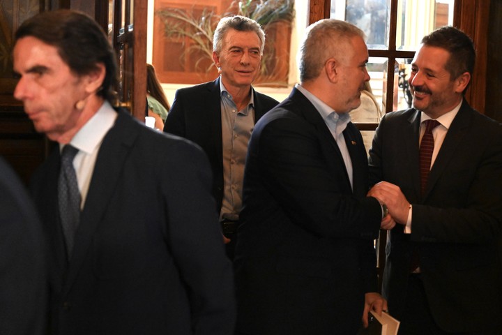 El ex presidente Macri con sus pares. A la derecha, el colombiano Iván Duque y a la izquierda, el ex jefe de gobierno español José María Aznar. Foto: Cézaro De Luca