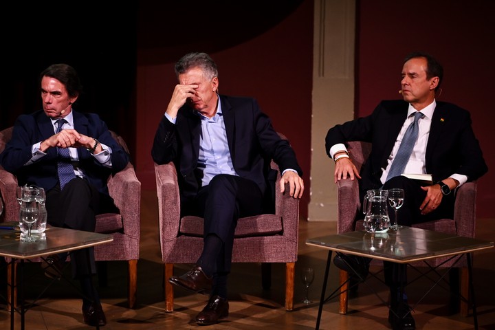 Macri, entre el ex presidente español, José María Aznar (izquierda) y el ex mandatario boliviano, Jorge Tuto Quiroga. Juntos escribieron sobre la figura de Mario Vargas Llosa. Foto: Cézaro De Luca