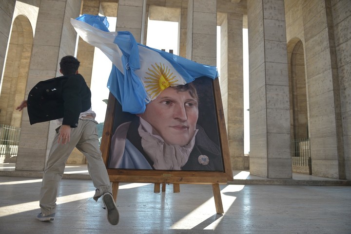 El artista Ramiro Ghigliazza recreó con "realidad digital" los rostros de San Martín, Belgrano, Güemes y otras figuras.