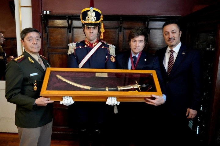 Javier Milei y Luis Petri, en el Regimiento de Granaderos a Caballo General San Martín.