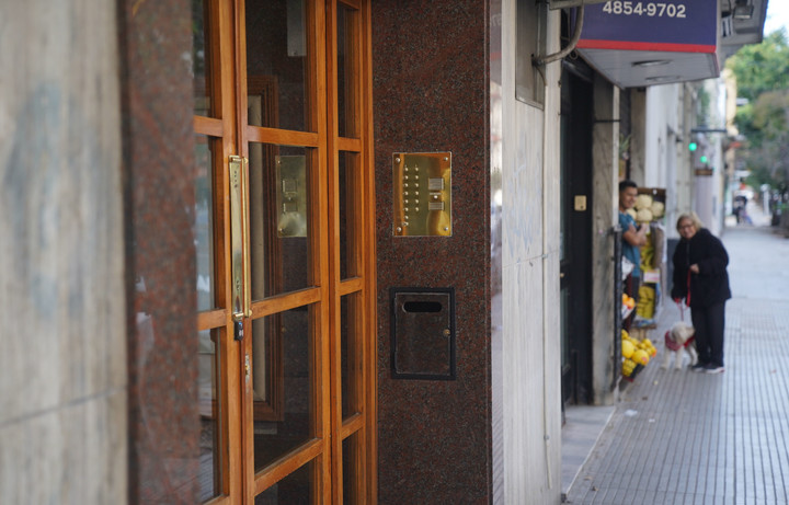 A 24 horas del caso, sigue la incredulidad en el barrio. Foto Guillermo Rodríguez Adami