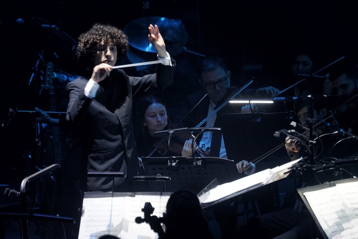 Tami Daniel Rueda-Blanco, el director asociado de la Orquesta Filarmónica de Medellín, que tocó con No Te Va Gustar en Buenos Aires. Foto Martín Bonetto 