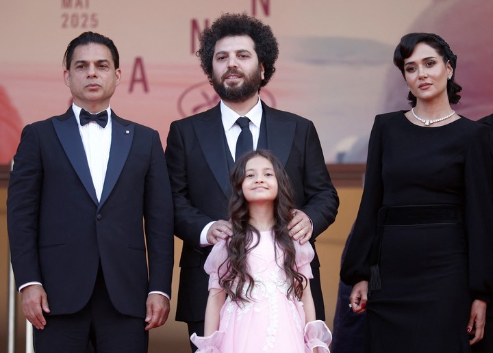 El director iraní Saeed Roustayi (el de barba) con su elenco. En su filme pasan cosas atroces. Foto Reuters
