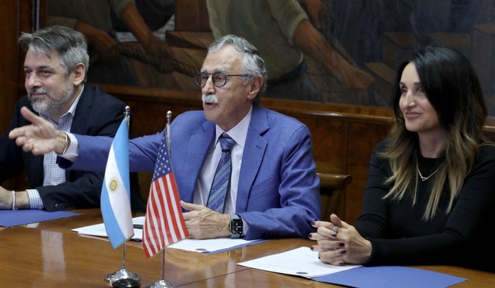 Lugones durante su audiencia virtual con el secretario de Salud de EE.UU., Robert Kennedy Jr.