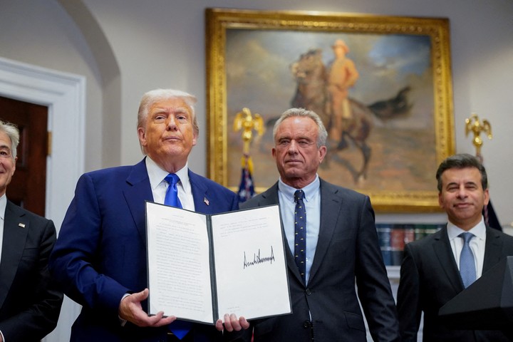 Kennedy con Trump. Compitió con el presidente y luego asumió como su secretario de Salud. Foto EFE 