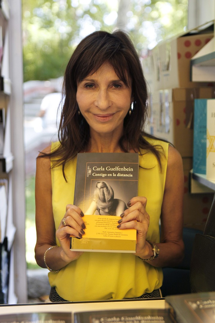 La escritora chilena Carla Guelfenbein firma ejemplares de su obra "Contigo en la distancia". EFE/Víctor Lerena 