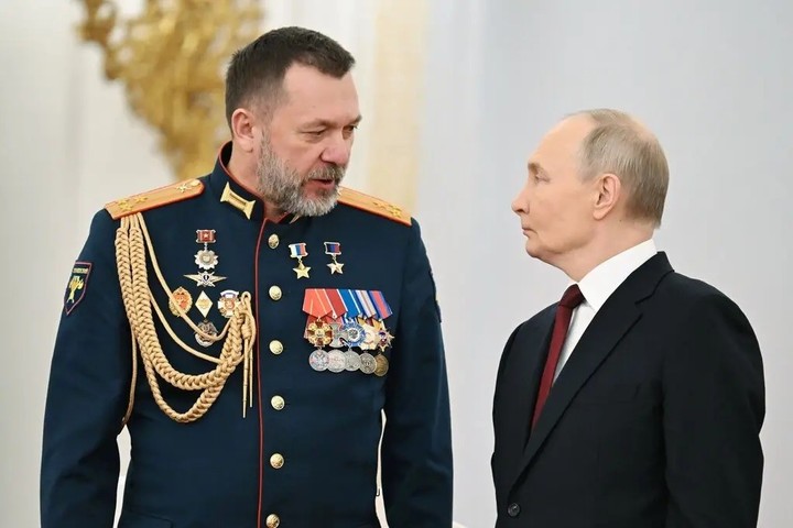 En una foto difundida por los medios de comunicación estatales, el Presidente de Rusia, Vladimir V. Putin, entrega una medalla a un legislador, Dmitry Sablin, durante una ceremonia en el Kremlin el año pasado. Foto Alexey Maishev/Sputnik