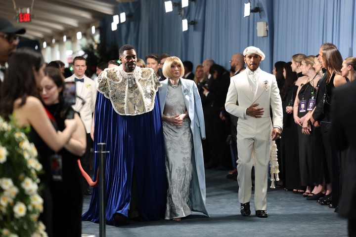 La presidenta de la Met Gala, Anna Wintour y el copresidente de la Met Gala, Lewis Hamilton, entre otras personas posan durante la Met Gala. REUTERS/Mario Anzuoni