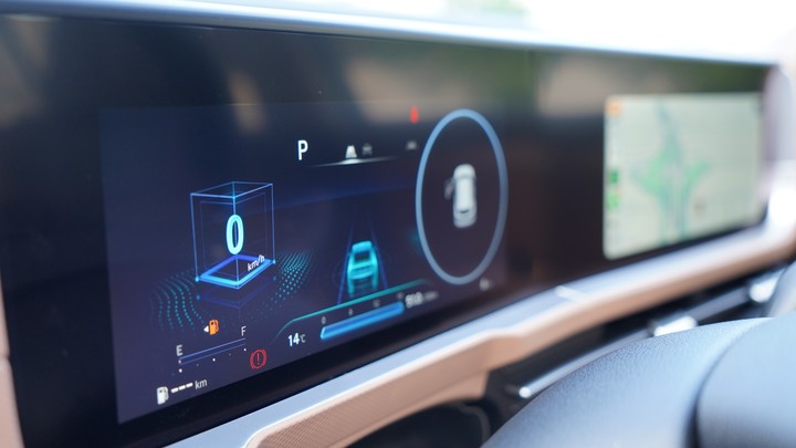 El Hyundai Creta viene con doble pantalla, una de tablero de instrumentos y otra como central multimedia.