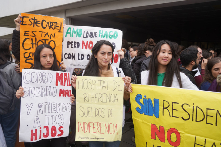 Médicos de planta y residentes se unieron para hablar de un conflicto que se profundiza en el sistema hospitalario: la fuga de profesionales.
Foto: Guillermo Rodríguez Adami. 