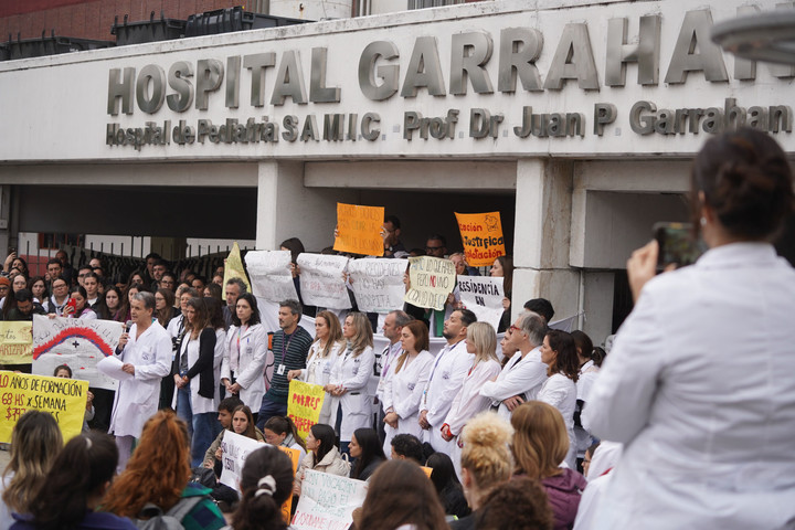 Médicos de planta y residentes se unieron para hablar de un conflicto que se profundiza en el sistema hospitalario: la fuga de profesionales.
Foto: Guillermo Rodríguez Adami. 
