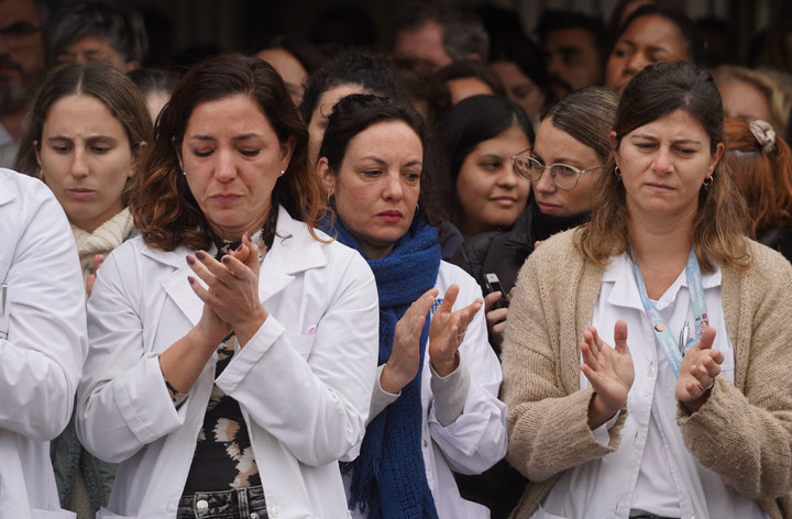 Médicos de planta y residentes se unieron para hablar de un conflicto que se profundiza en el sistema hospitalario: la fuga de profesionales.
Foto: Guillermo Rodríguez Adami. 