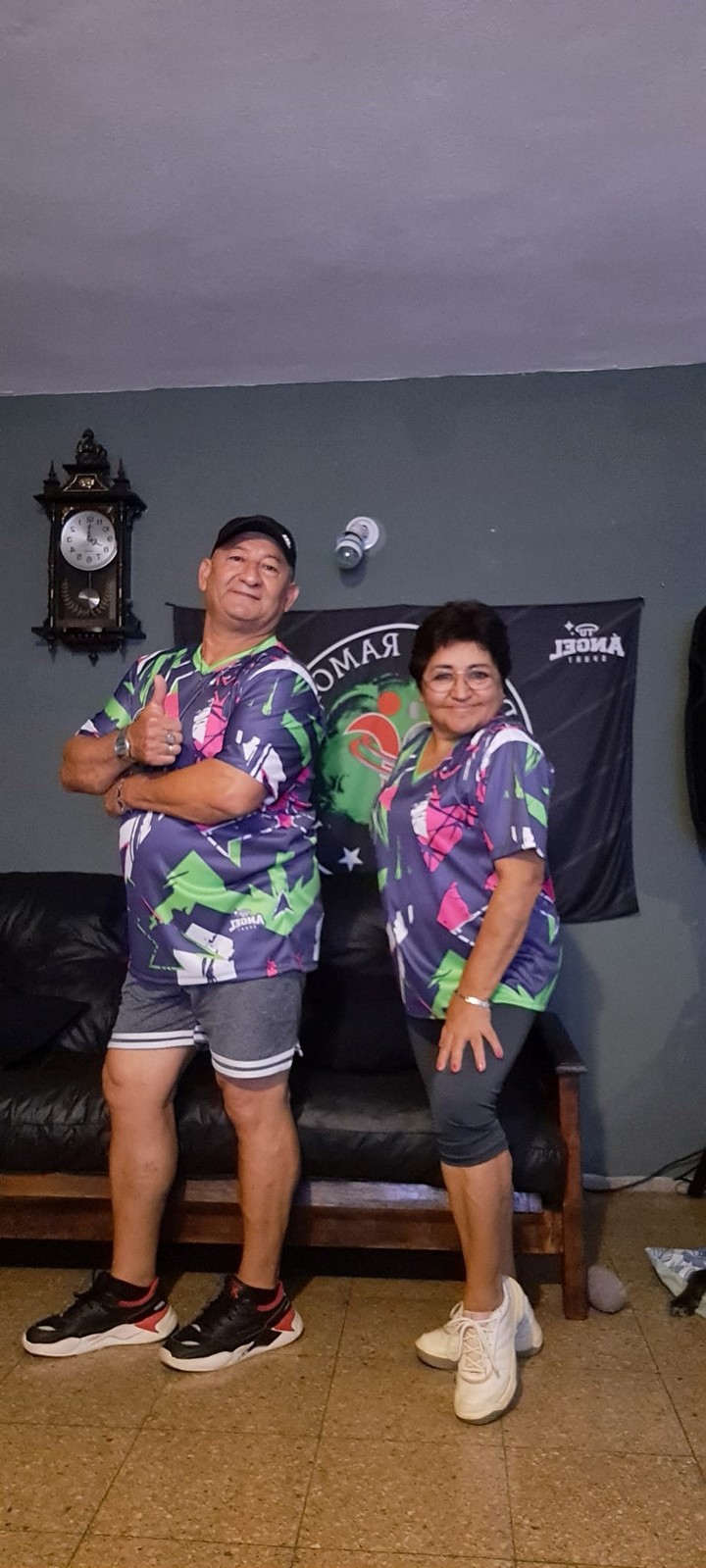 En la sala de su departamento Ramón González y María Carrasco ensayan y graban todas sus coreografías. De a poco, sumaron sus uniformes, una bandera y su logo. Gentileza: Ramón González