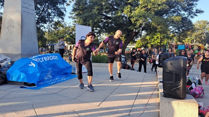 Ramón y María este año en una clase de zumba al aire libre. Gentileza: Ramón González