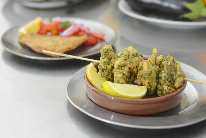 Platos en Don Carlos, otro clásico boquense. Foto Constanza Niscovolos  