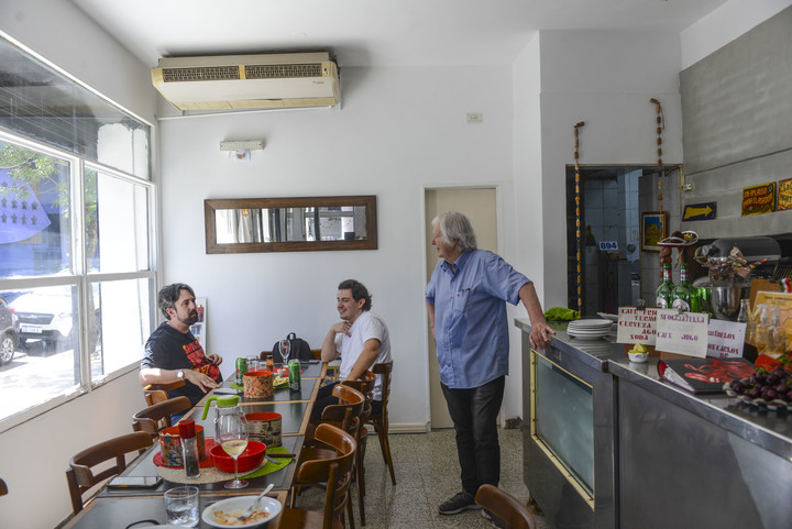 Don Carlos lleva más de 50 años en el barrio. Foto Constanza Niscovolos  