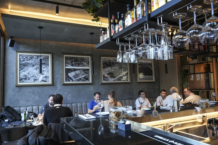 Clientes en El Genovés, uno de los nuevos restaurantes que abrieron cerca de la cancha de Boca. Foto Constanza Niscovolos  