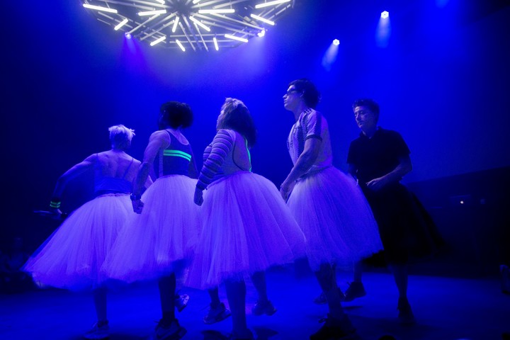 "Bailarinas incendiadas" está pensada como una obra-fiesta, aunque su inspiración venga de tragedias.