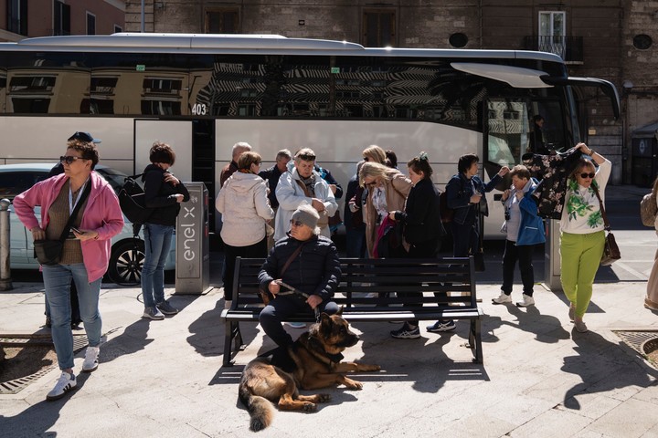 A algunos residentes les preocupa que el aumento del turismo pueda convertir a Bari en otra ciudad italiana invadida por turistas. Foto Gianni Cipriano para The New York Times