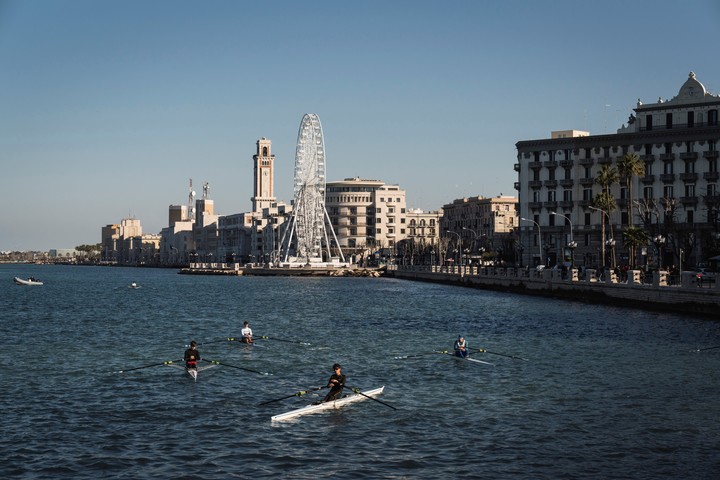 Remeros a lo largo del paseo marítimo del Adriático en Bari. Foto Gianni Cipriano para The New York Times