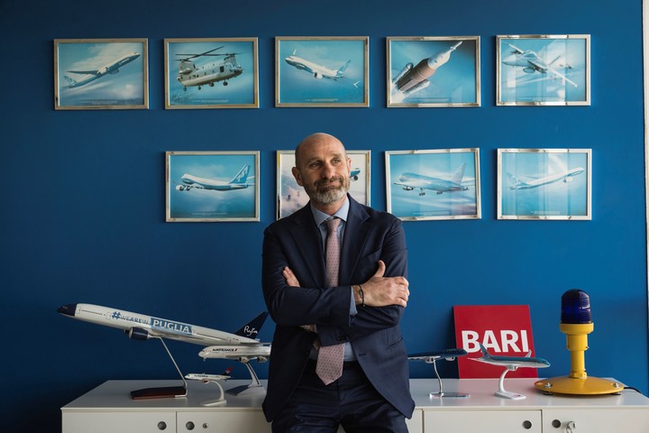 Antonio Maria Vasile, responsable de los aeropuertos de Apulia. La transformación de Bari y la llegada de vuelos directos desde Estados Unidos ha sido "fruto de tanto, tanto trabajo", dijo. Foto Gianni Cipriano para The New York Times