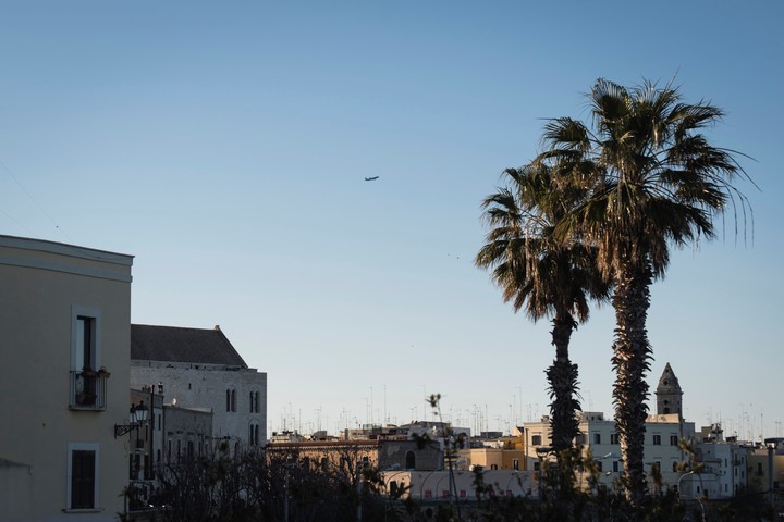 Un avión sobrevolando Bari. Foto Gianni Cipriano para The New York Times