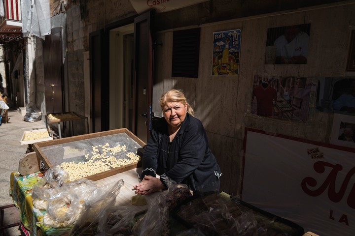 Un vendedor de pasta orecchiette en Arco Basso. Foto Gianni Cipriano para The New York Times