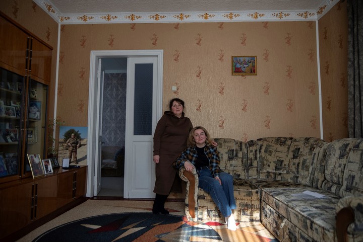 Halyna Hryhorieva, a la izquierda, y su hija, Oksana Hryhorieva, en su casa en Pyriatyn, Ucrania. Foto AP