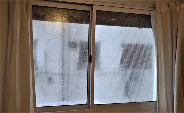 Sobre el vidrio, el envoltorio ayuda a retener el calor. Foto: Archivo.