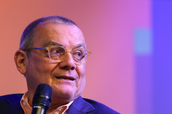 El escritor salvadoreño Horacio Castellanos Moya habla durante un encuentro literario en el Festival Centroamérica Cuenta en Ciudad de Guatemala (Guatemala). EFE/ Mariano Macz