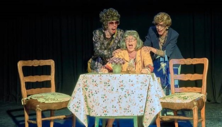 La puesta en escena incluye elementos rescatados de sus abuelas reales