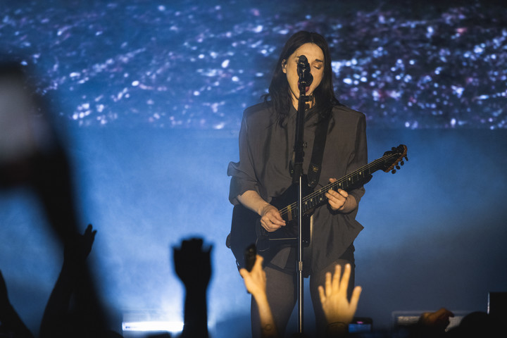 St. Vincente. Drama y color para su extrovertido set. Foto: @dfentertainment