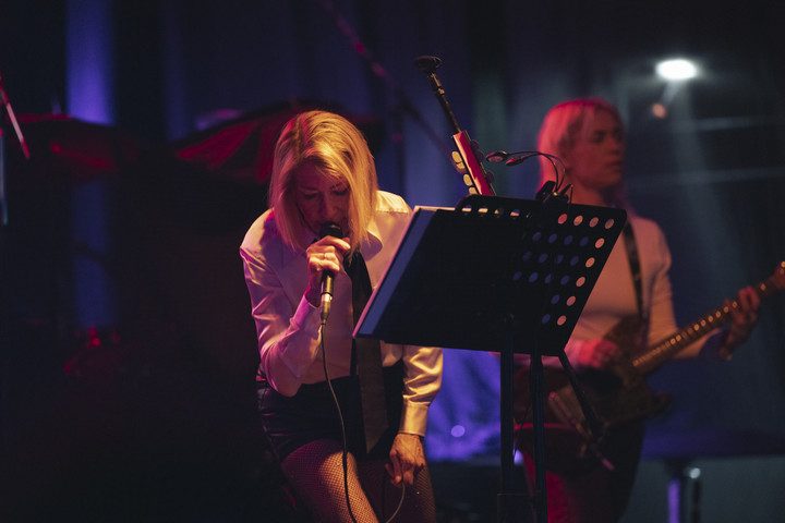 Kim Gordon, entre el recitado y el ruido. Foto: @dfentertainment