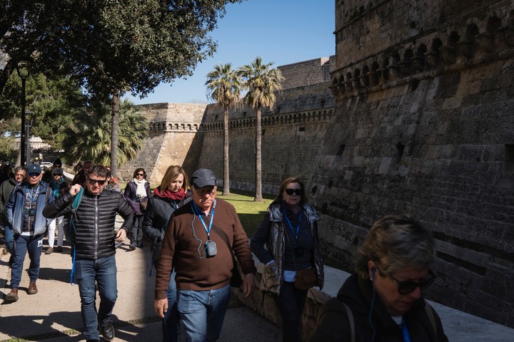 Turistas pasean junto al Castello Normanno-Svevo, que data del siglo XII, en Bari, Italia, este año. Foto Gianni Cipriano para The New York Times