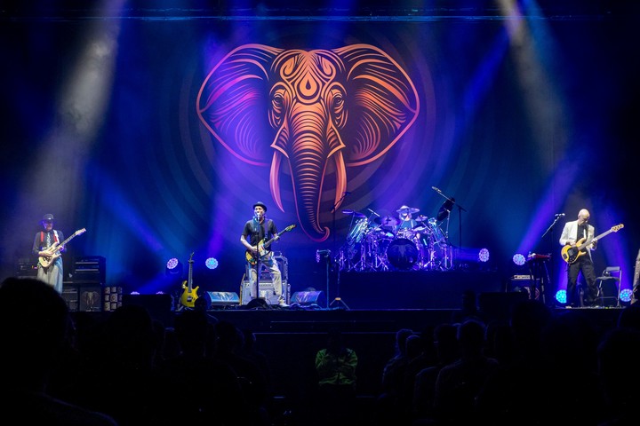 BEAT, con Adrian Belew, Tony Levin y Steve Vai. Foto de prensa gentileza Ake Music