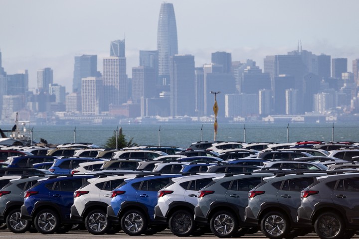 Nuevos vehículos se ven en un estacionamiento en el Puerto de Richmond, como las tensiones comerciales se intensifican sobre los aranceles de EE.UU. con China, en la bahía de San Francisco, California, EE.UU., 11 de abril 2025. REUTERS/Carlos Barria 