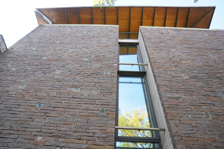 Parte de la fachada de la la Biblioteca Agustiniana de avenida Nazca 3909. Foto: Guillermo Rodríguez Adami.