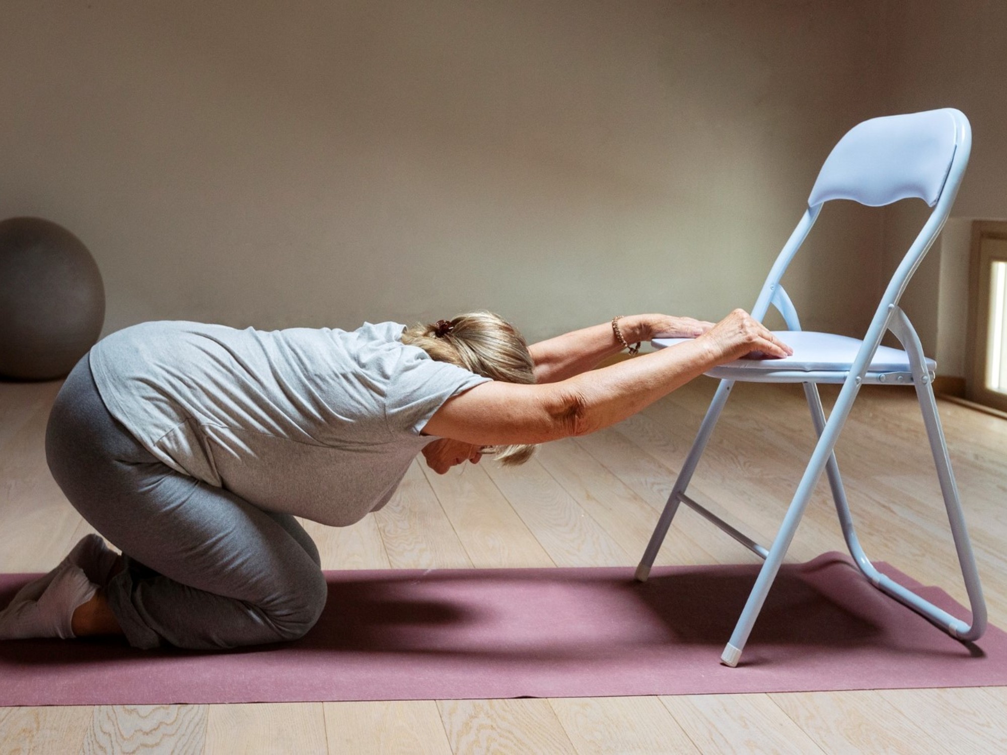 Ejercicio para adelgazar y perder peso con una silla. Foto: Freepik