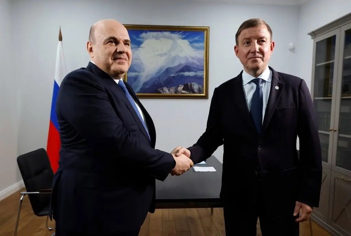 Fotografía difundida por los medios de comunicación estatales rusos que muestra al Primer Ministro Mijaíl Mishustin, a la izquierda, el año pasado con Andrei Turchak en Gorno Altaysk, Rusia. Foto Dmitry Astakhov/Sputnik