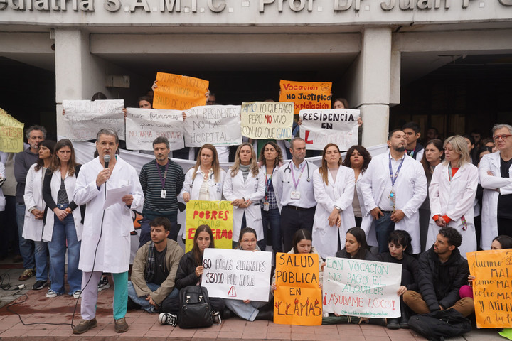 Médicos de planta y residentes se unieron para hablar de un conflicto que se profundiza en el sistema hospitalario: la fuga de profesionales.
Foto: Guillermo Rodríguez Adami. 