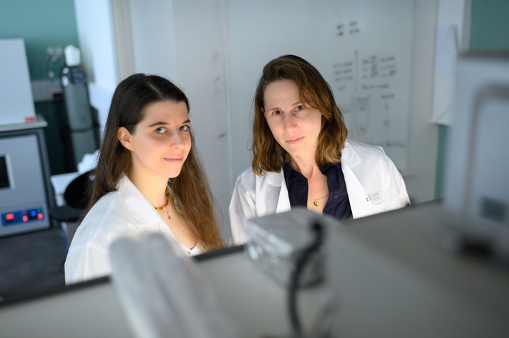 Las investigadoras Anna Rudnitsky y Ranit Kedmi, a cargo del trabajo. Foto: Instituto Weizmann